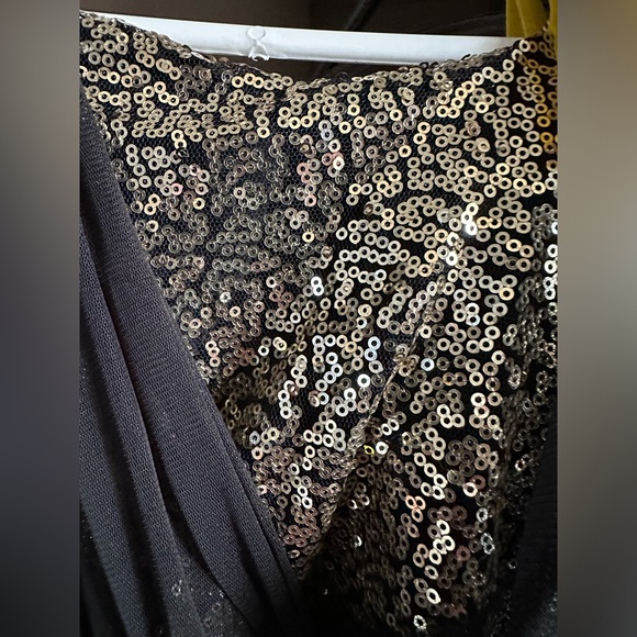 Woman’s dress - Picture 3 of 9